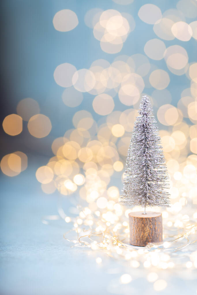 Karácsonyi lucfenyő fával és homályos fényes fényekkel. - Fotó, kép