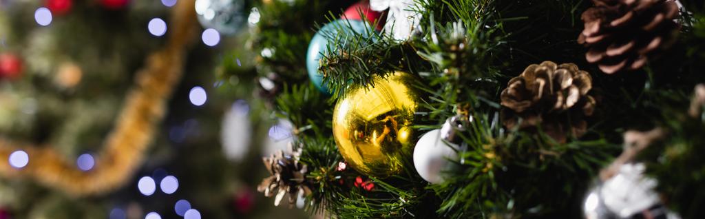 Panoráma felvétel díszített lucfenyő karácsonyi labdák és fenyőtoboz - Fotó, kép