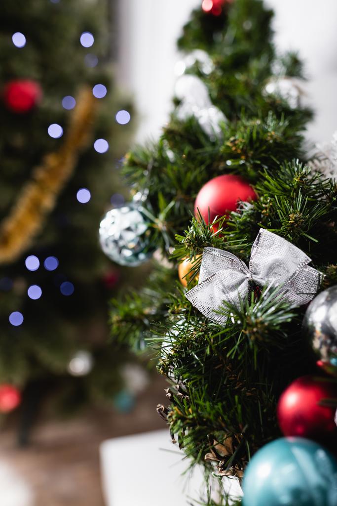 クリスマスボールと弓で飾られた松の枝の選択的な焦点 ロイヤリティフリー写真 画像素材