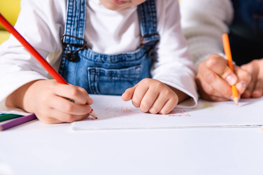 Vágott kilátás anya és lánya rajz színes ceruzák - Fotó, kép