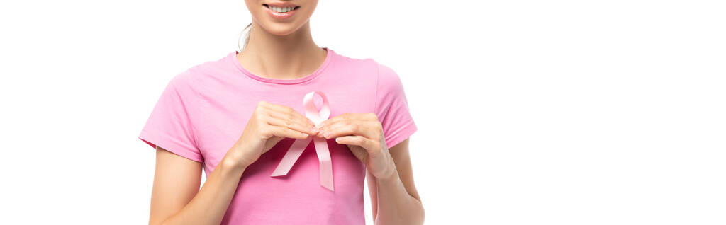 Панорамный снимок молодой женщины, держащей розовую ленту осведомлённости о раке груди, изолированный на белом - Фото, изображение