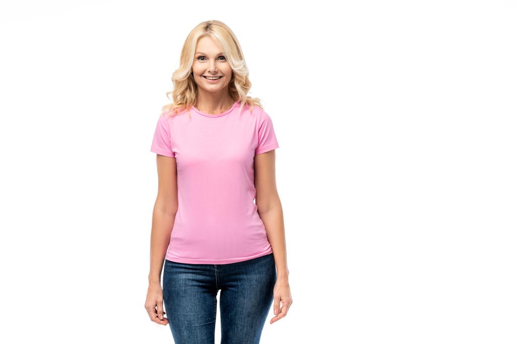 blond vrouw in roze t-shirt kijken naar camera geïsoleerd op wit - Foto, afbeelding