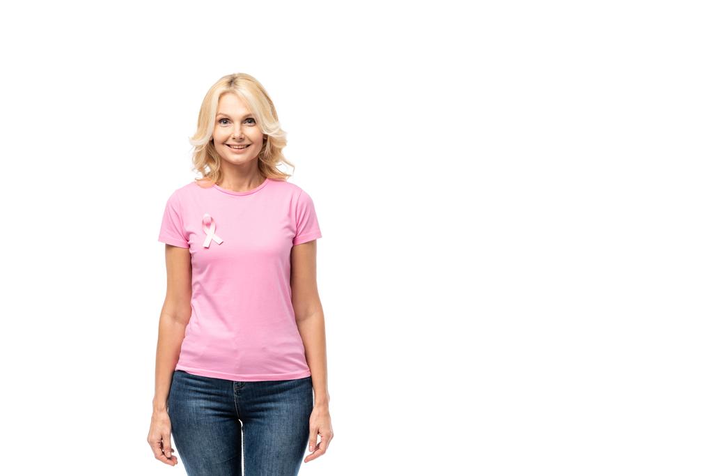 Blondine vrouw in t-shirt met roze lint van borstkanker bewustzijn geïsoleerd op wit - Foto, afbeelding