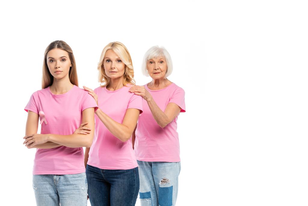 Vrouwen met roze linten van borstkanker bewustzijn omarmen geïsoleerd op wit - Foto, afbeelding