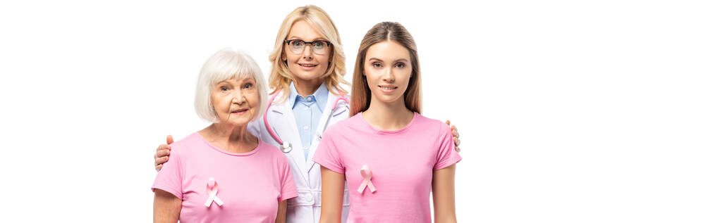 Encabezado del sitio web del médico abrazando a las mujeres con cintas de color rosa aislado en blanco - Foto, imagen