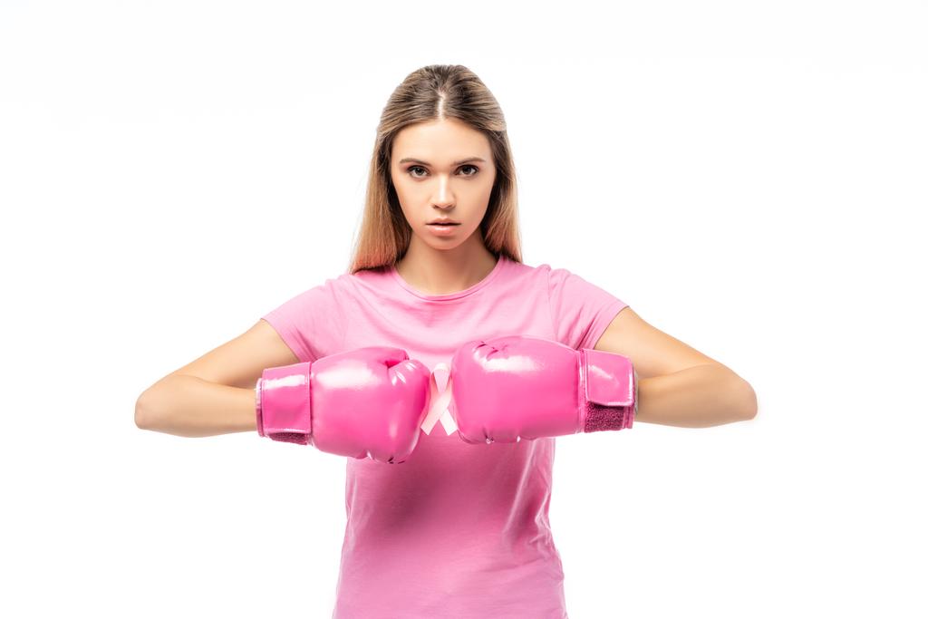 Γυναίκα σε γάντια πυγμαχίας κρατώντας ροζ κορδέλα ευαισθητοποίησης του καρκίνου του μαστού απομονώνονται σε λευκό - Φωτογραφία, εικόνα