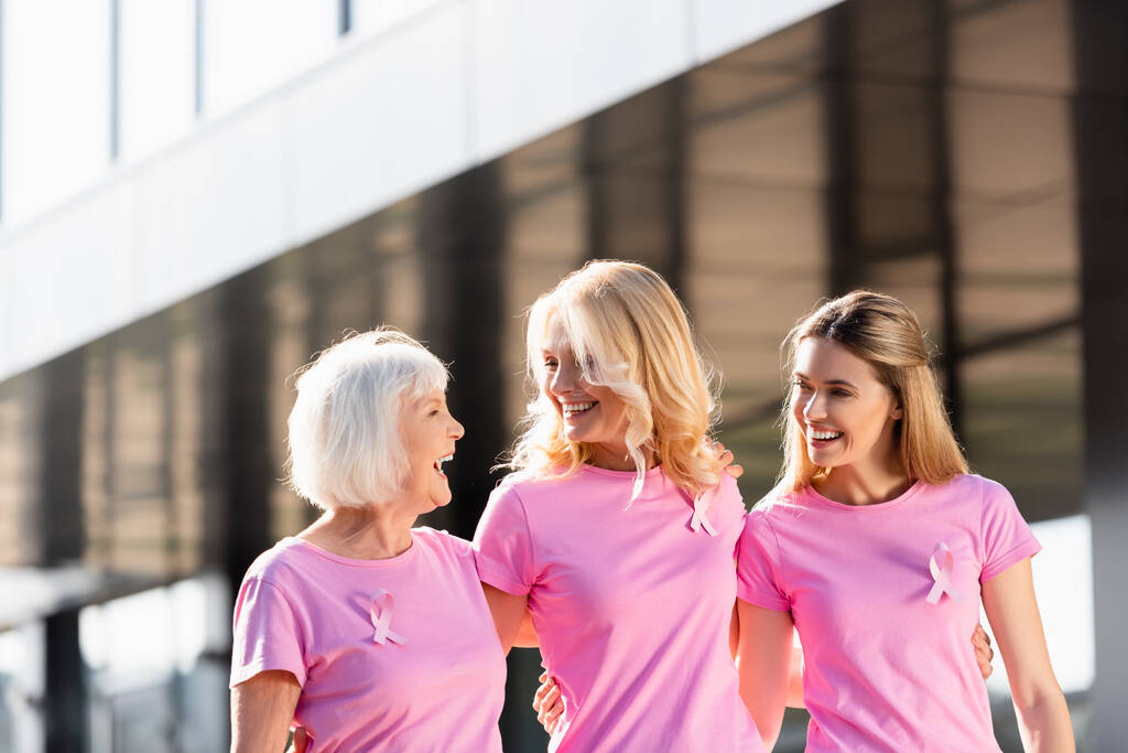 Foco seletivo das mulheres abraçando umas às outras ao ar livre, conceito de câncer de mama - Foto, Imagem
