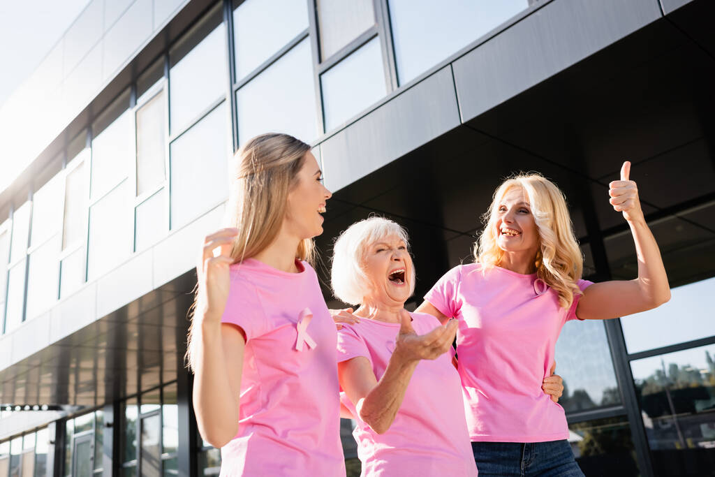 Trois femmes embrassant et riant à l'extérieur, concept de cancer du sein - Photo, image