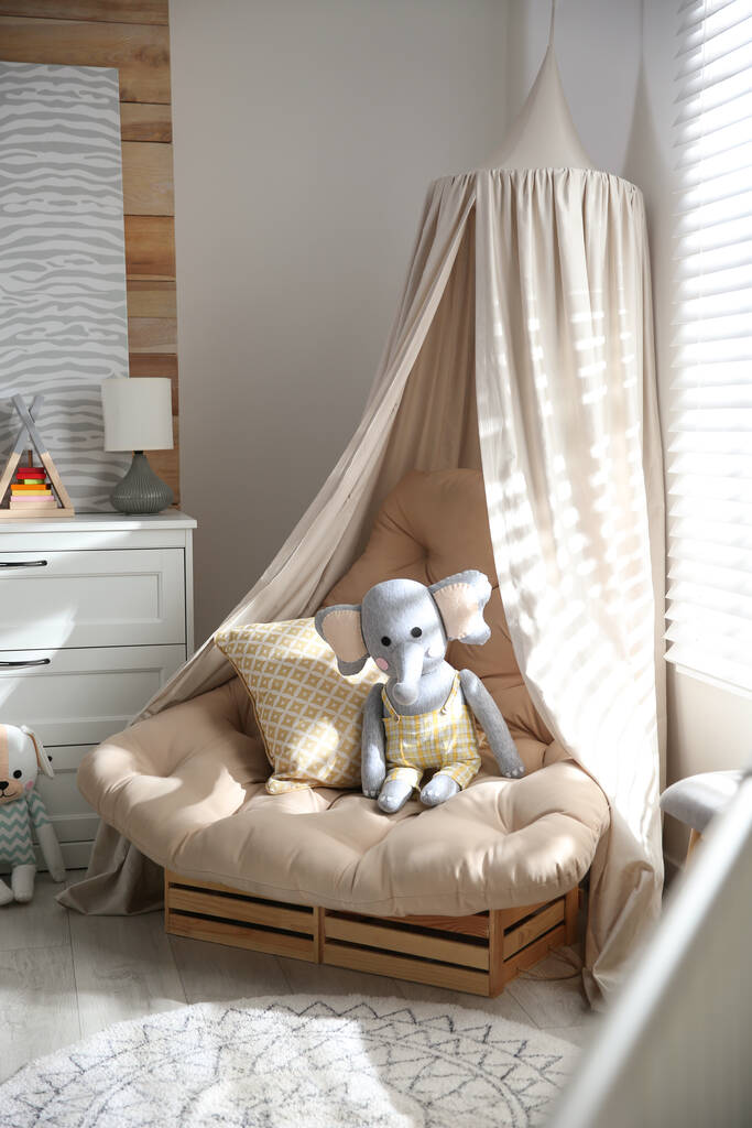 Mukava nojatuoli moderni vauvan huone sisustus - Valokuva, kuva