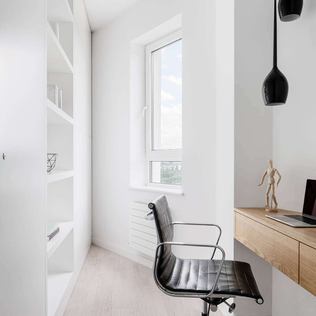 Interior de escritório em casa branco simples com mesa de madeira, cadeira preta e janela - Foto, Imagem