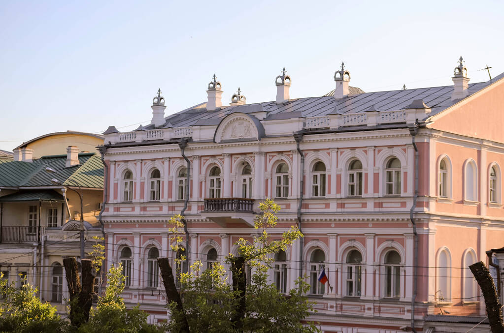 Yaroslavl. Historische gebouwen; 18e-19e eeuw; Prachtige ceremoniële gebouwen bij zonsondergang. Klassieke architectuur - Foto, afbeelding