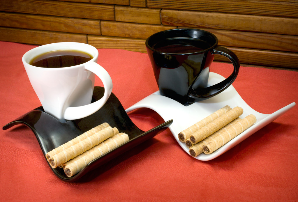 İki fincan kahve ve gofret çikolata sopalarladwóch filiżanek kawy i opłatek laski z czekoladą - Fotoğraf, Görsel