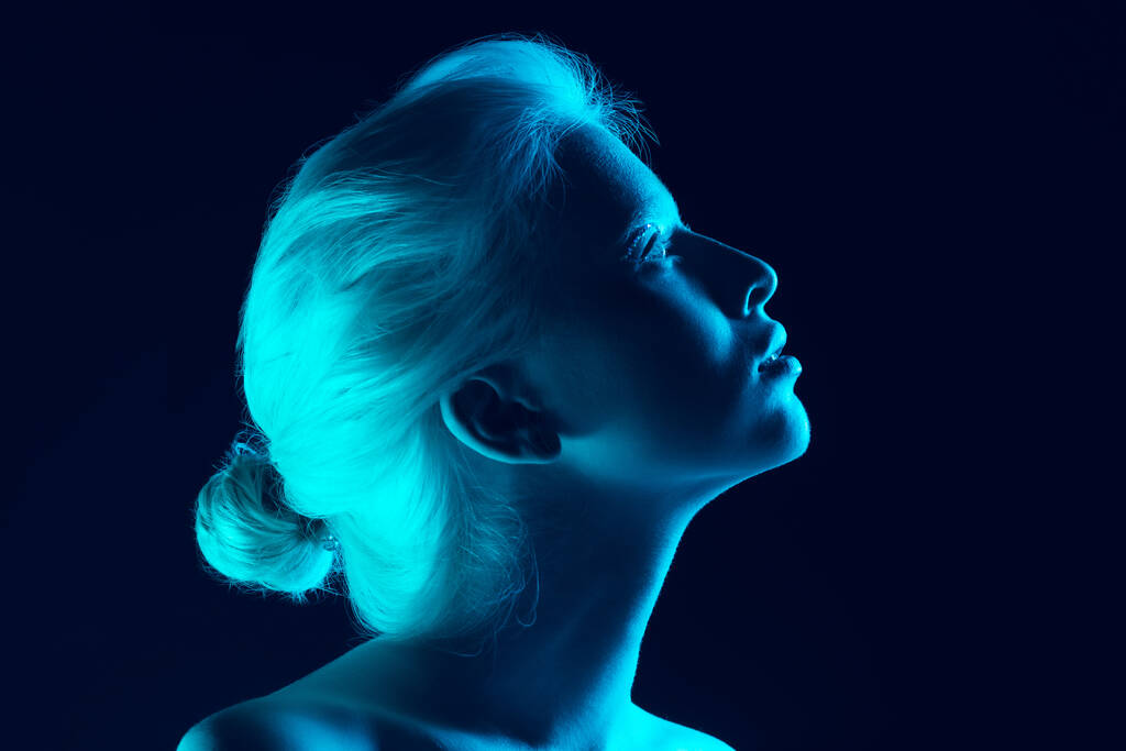 Portret pięknej dziewczyny albinos odizolowany na ciemnym tle studio w świetle neonu - Zdjęcie, obraz