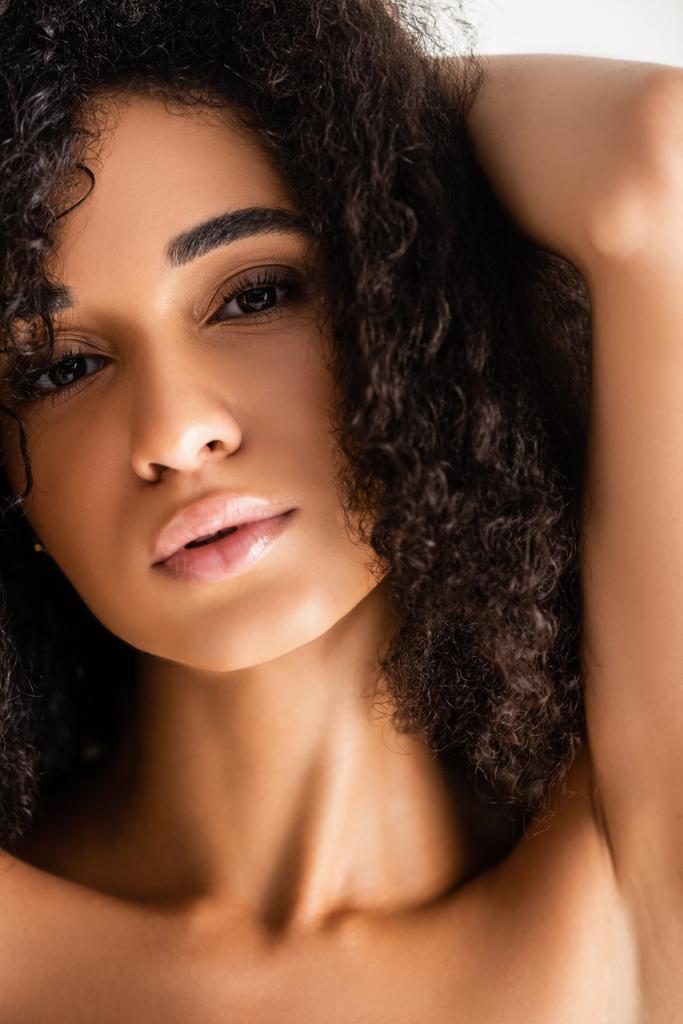 close-up van Afrikaans Amerikaans model op zoek naar camera geïsoleerd op wit - Foto, afbeelding