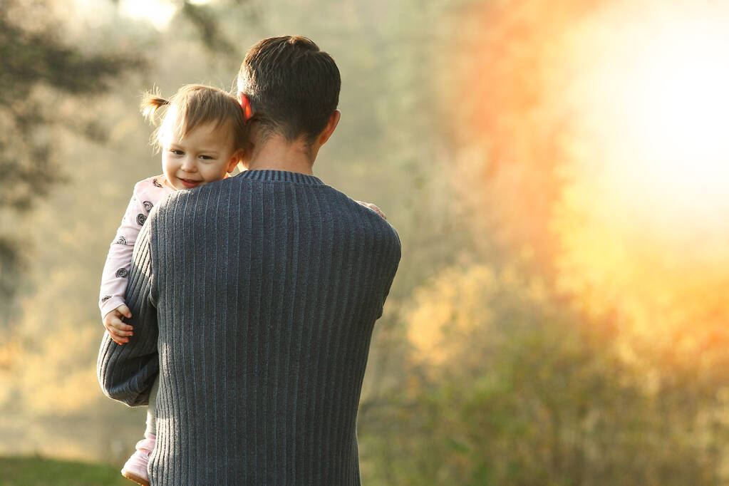 otec a malá šťastná dcera v přírodě - Fotografie, Obrázek