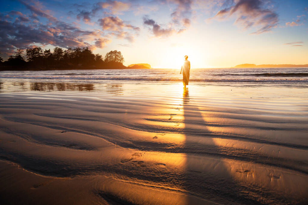 Hermosa mujer en un vestido casual es caminar descalzo en un océano de arena - Foto, Imagen