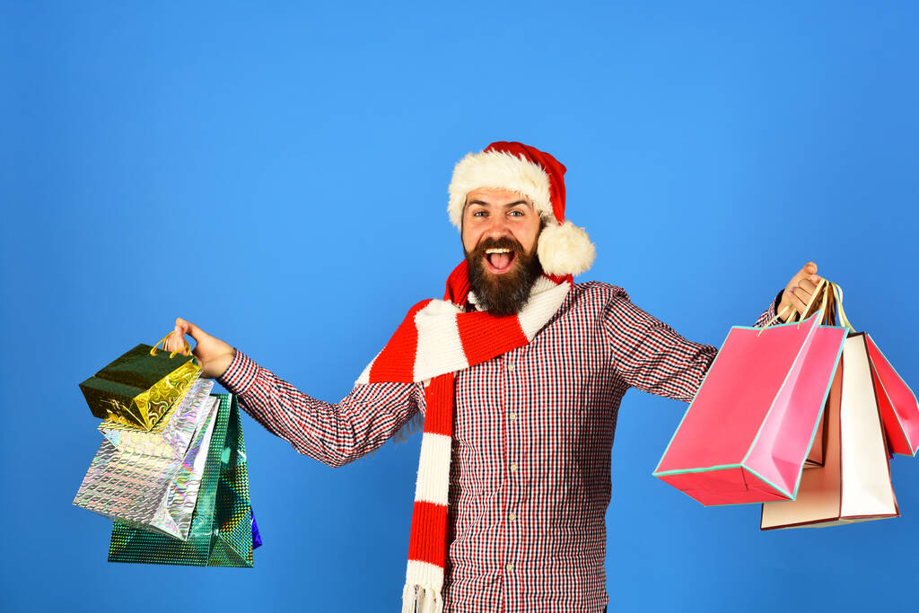 Joulupukki värikkäiden pakettien kanssa. Jouluostokset ja myynti käsite - Valokuva, kuva