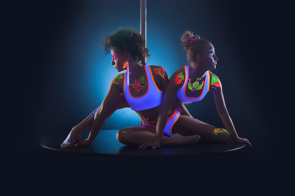 Coppia di simpatici giovani ballerini in posa con trucco al neon
 - Foto, immagini