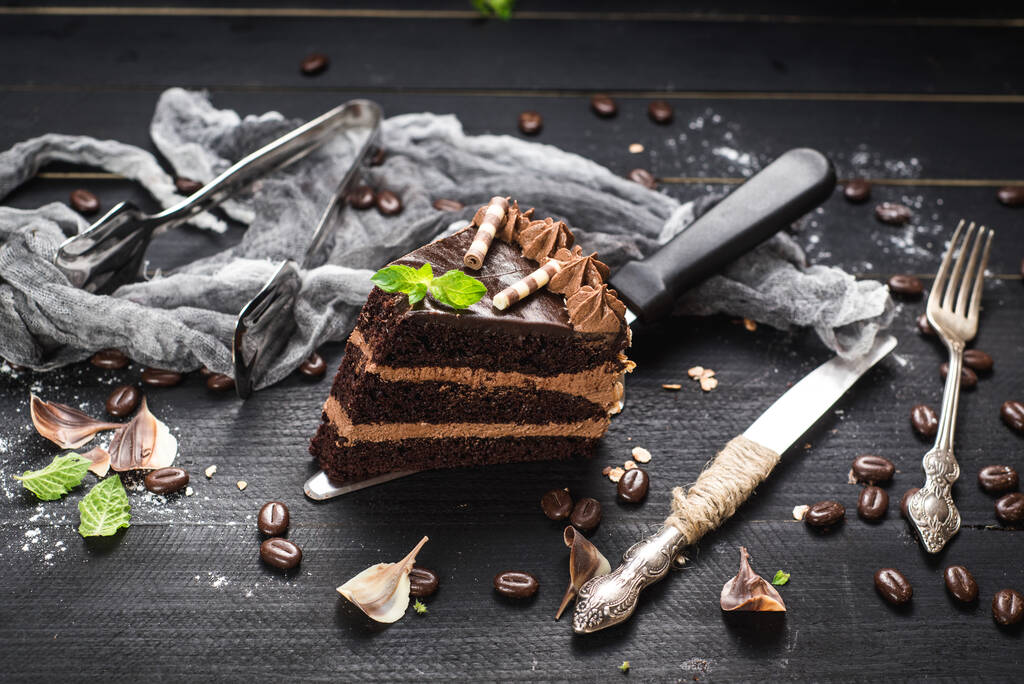 Delicioso pedaço de bolo de chocolate com camadas no fundo preto - Foto, Imagem