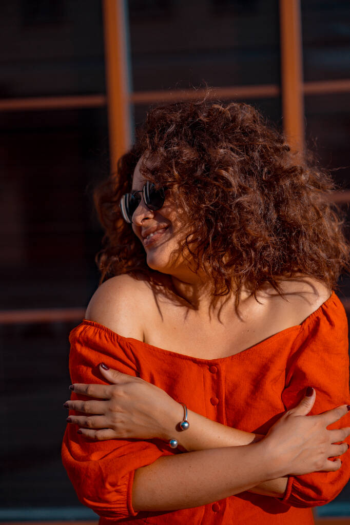 Frau in rotem Kleid und Sonnenbrille. Außenporträt. - Foto, Bild