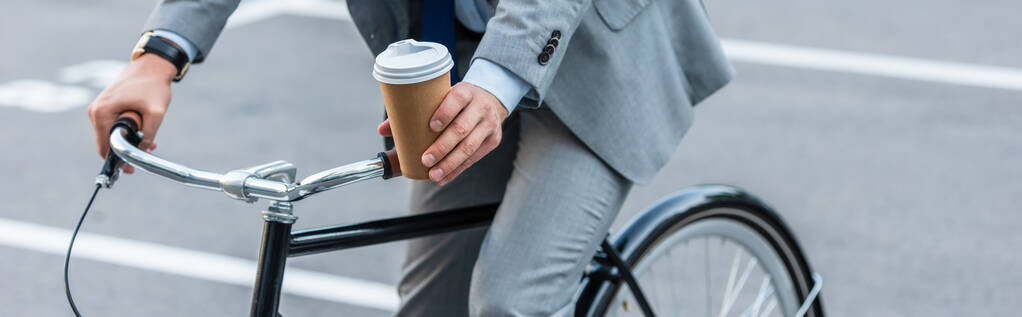 Rajatut näkymät liikemies tilalla kahvia mennä pyöräillessään ulkona, banneri  - Valokuva, kuva