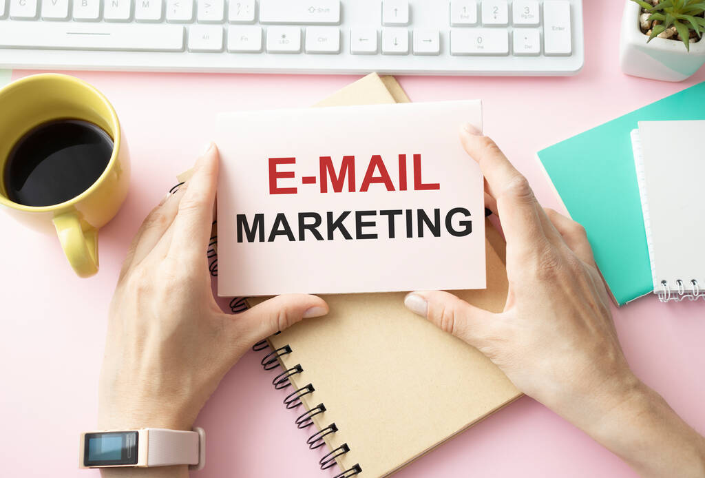 E-mail marketing en een kop koffie. E-mail marketing Geschreven op wit papier met kopje koffie, toetsenbord, vilten pennen op achtergrond - Foto, afbeelding
