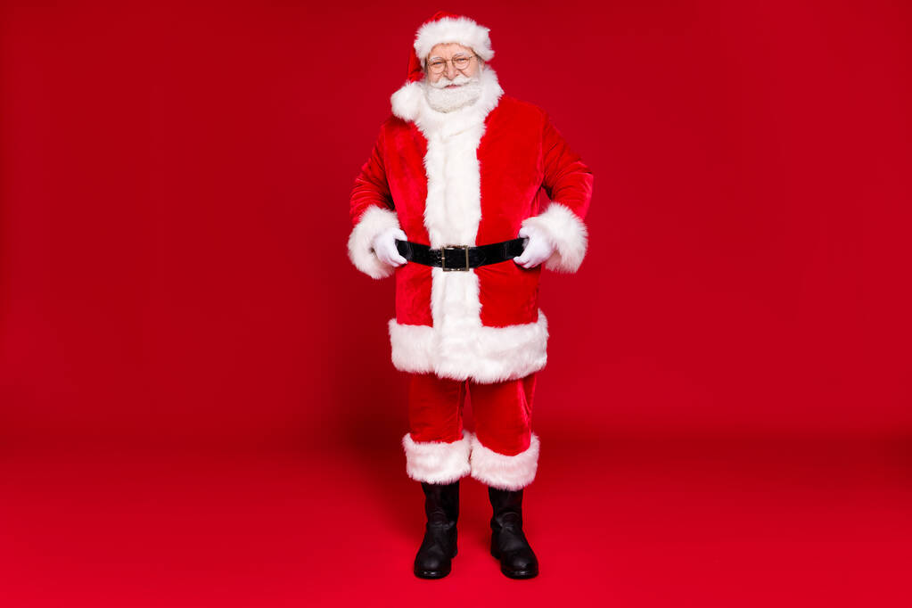 Täyspitkä kehon koko näkymä hänen hän mukava houkutteleva komea komea lihava iloinen Santa yllään lämmin talvikausi näyttää asu ho-ho-ho eristetty yli kirkas eloisa paistaa elinvoimainen punainen väri tausta - Valokuva, kuva