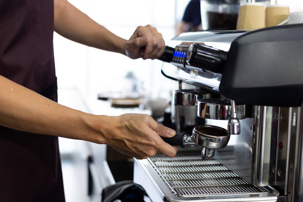 Detailní záběr na ruku samec barista dělá kávu s kávovarem. - Fotografie, Obrázek