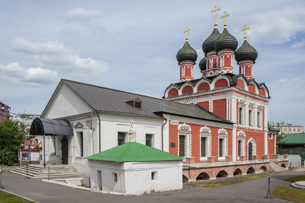 L'ancien territoire du monastère forme la cour nord, dont l'aspect architectural a été formé dans les 17-18ème siècles dans le style baroque de Moscou.      - Photo, image