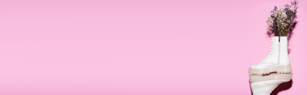 белые сапоги с полевыми цветами на розовом фоне, баннер - Фото, изображение