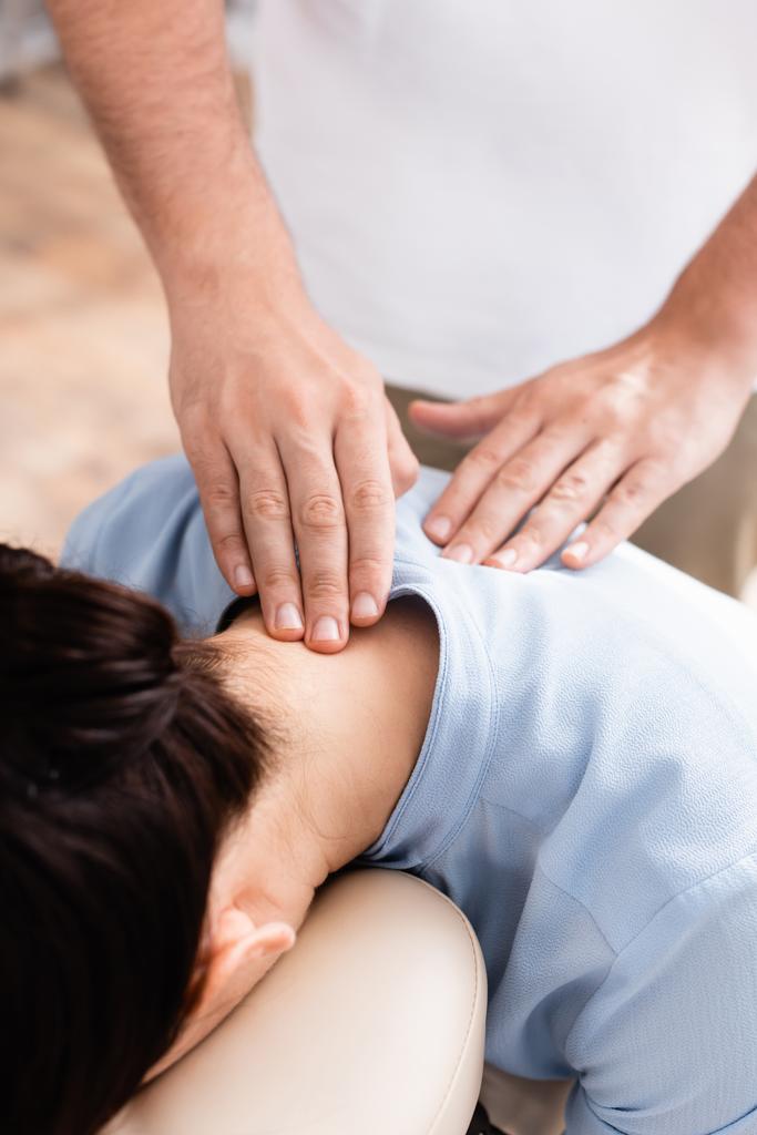 Close up widok masażysty robi siedzący masaż szyi dla kobiety klienta  - Zdjęcie, obraz