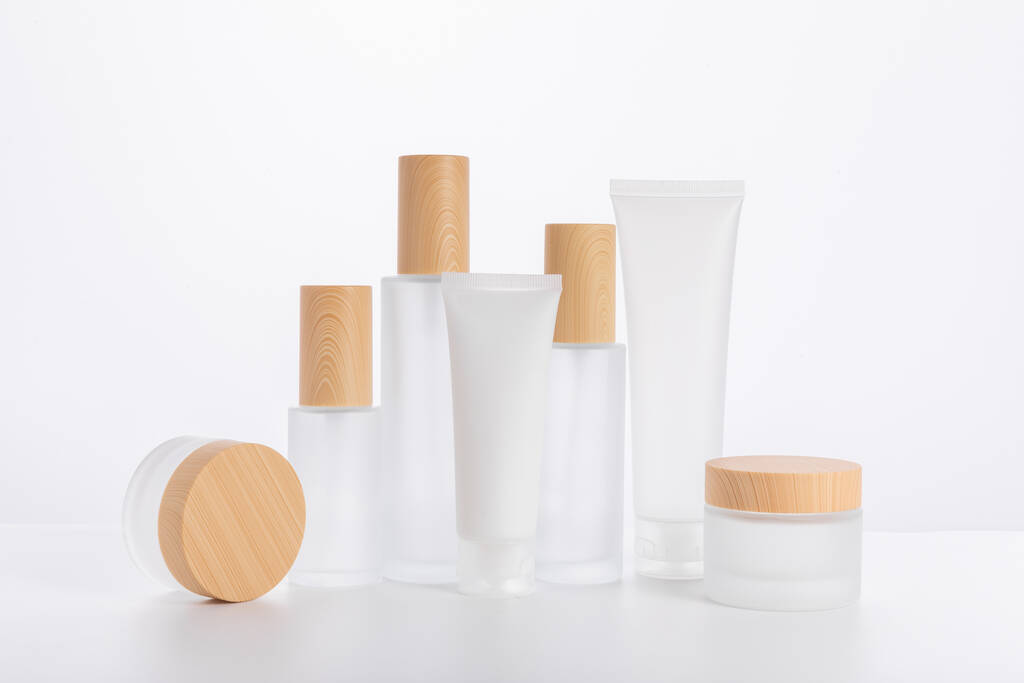 Een set huidverzorgingsflesjes en -containers geïsoleerd op een witte achtergrond - Foto, afbeelding