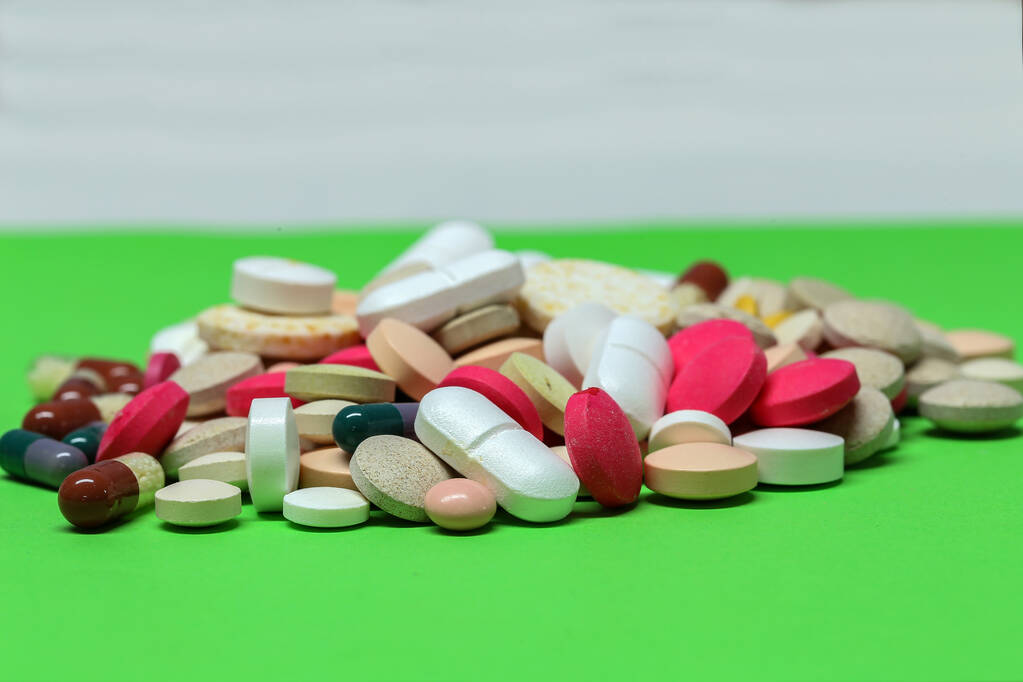 Крупный план кучи красочных таблеток и капсул - Фото, изображение