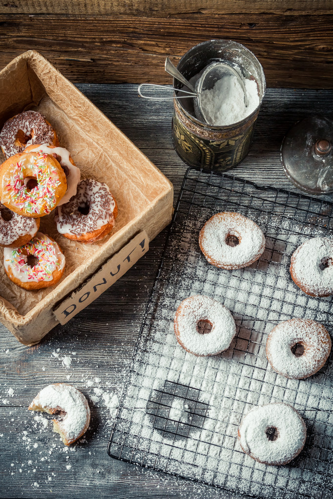 Дегустація солодких пончиків з глазурованим цукром
 - Фото, зображення
