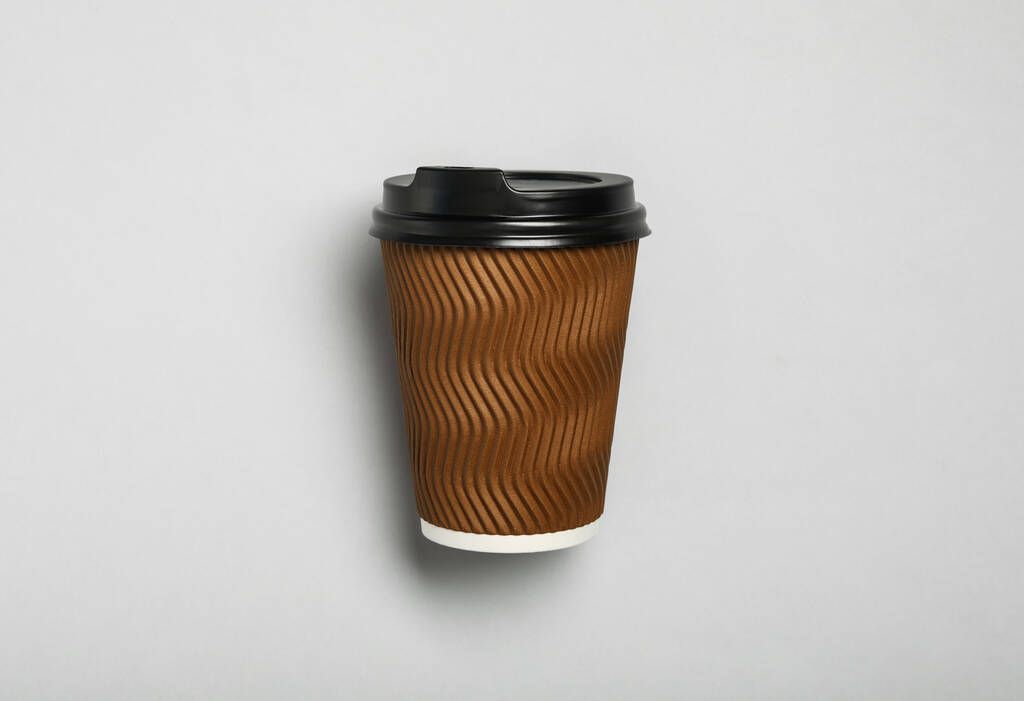 Takeaway χάρτινο φλιτζάνι καφέ σε ανοιχτό γκρι φόντο, κορυφαία προβολή - Φωτογραφία, εικόνα