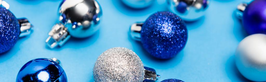 boules de Noël brillantes sur fond bleu, bannière - Photo, image