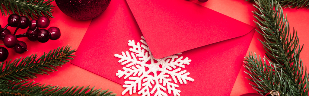 felső nézet a karácsonyi dekoráció és boríték piros háttér, banner - Fotó, kép