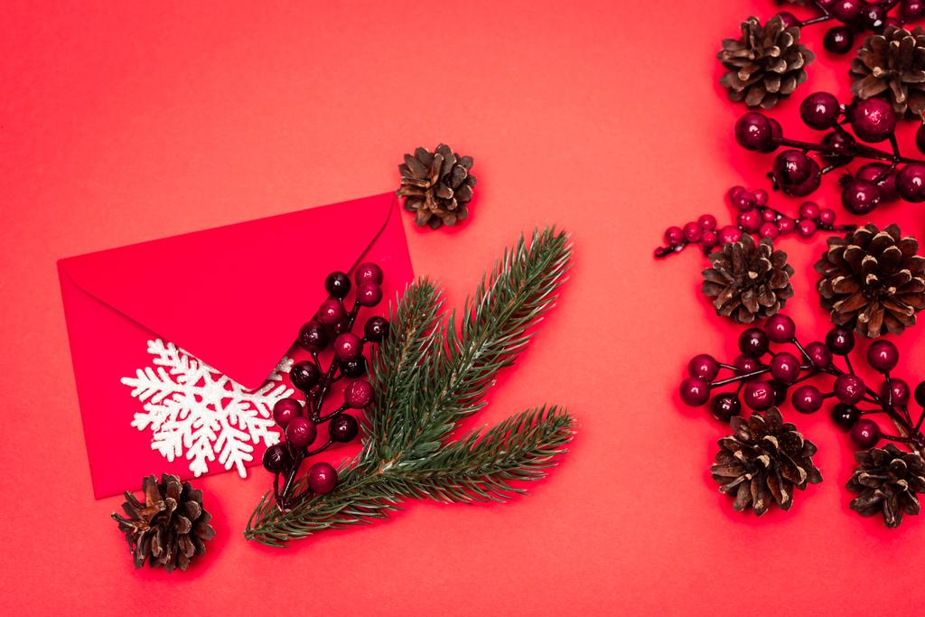 вид зверху на різдвяну прикрасу та конверт на червоному тлі
 - Фото, зображення