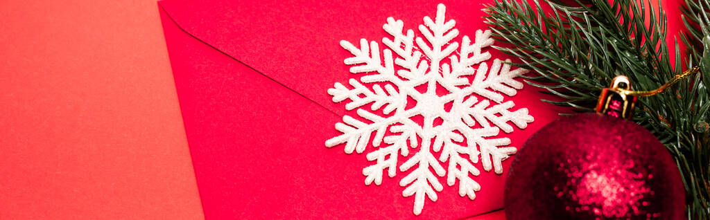 вид зверху на різдвяну прикрасу та конверт на червоному тлі, банер
 - Фото, зображення
