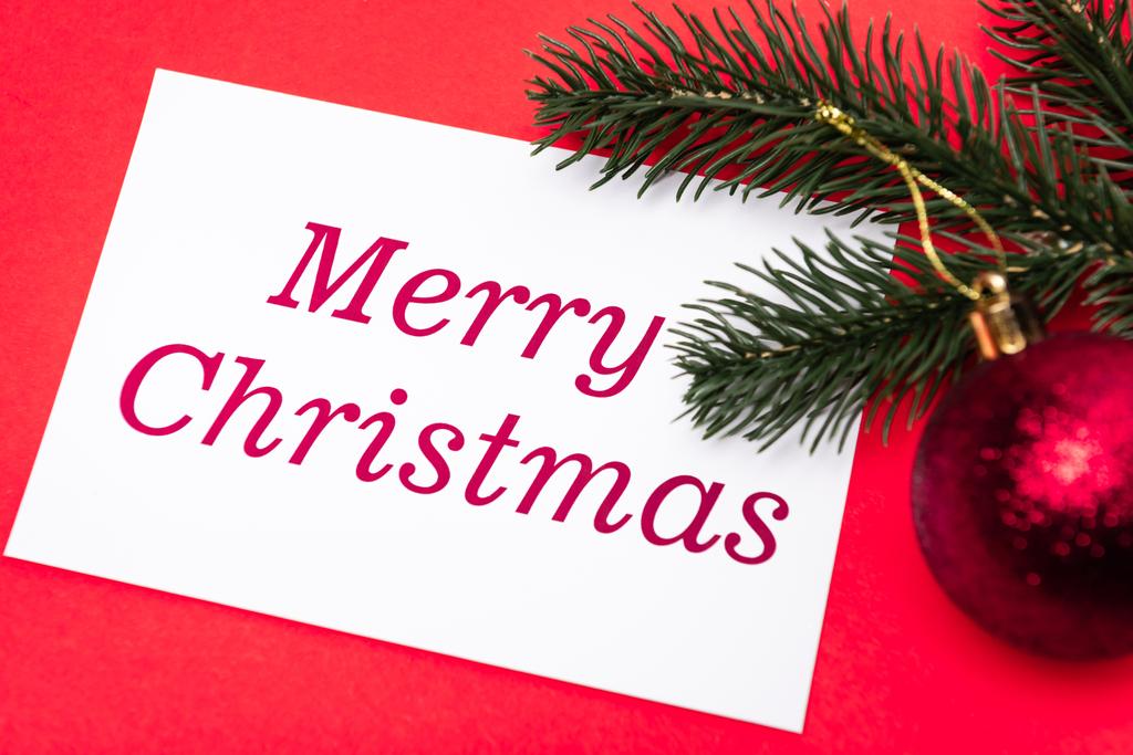feliz tarjeta de Navidad y decoración sobre fondo rojo - Foto, Imagen