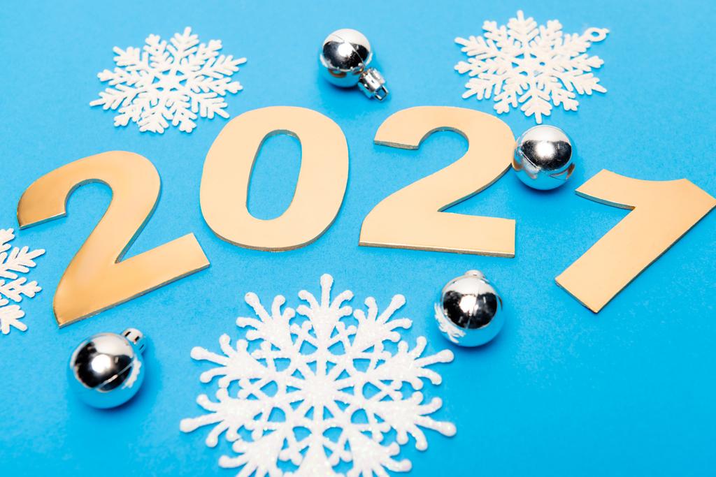 новорічна прикраса і номери 2021 року на синьому фоні
 - Фото, зображення