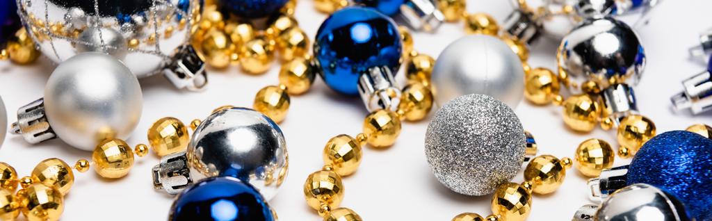 décoration de Noël bleue, argentée et dorée sur fond blanc, bannière - Photo, image