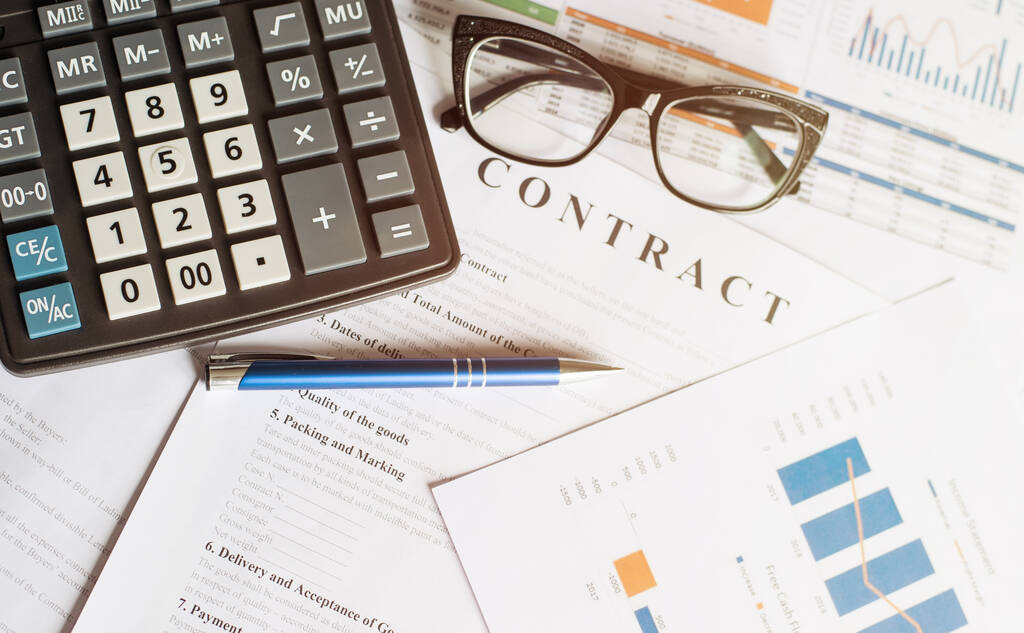 Üzleti koncepció számológépes szemüveggel és ceruzával a dokumentumokon. Üzleti grafikonok és grafikonok. Szerződés - Fotó, kép