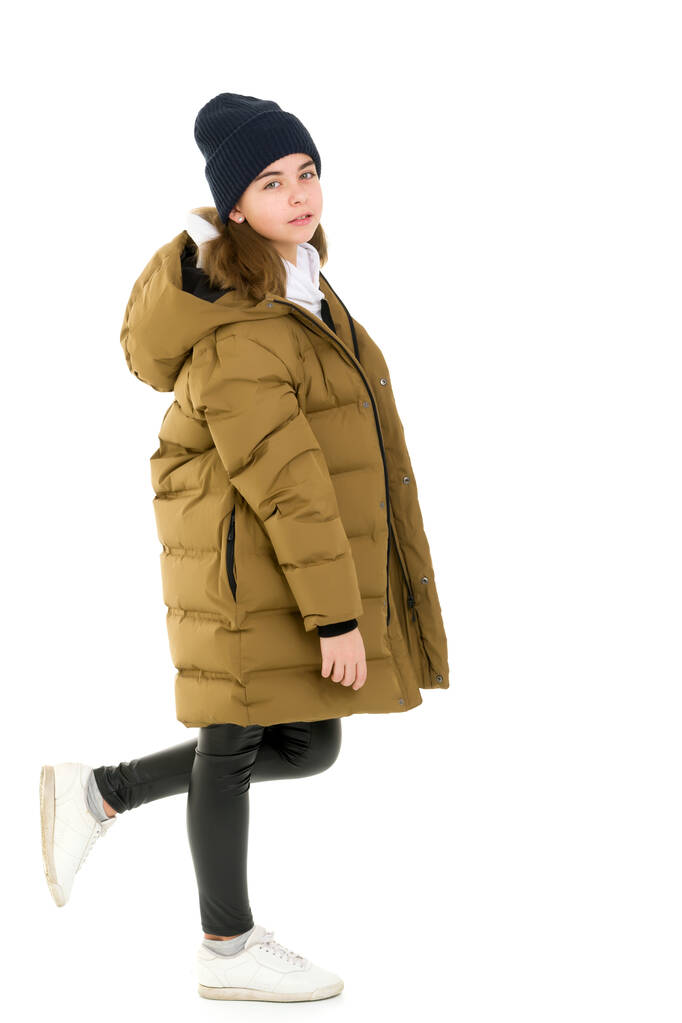 Belle petite fille dans un manteau à la mode. - Photo, image