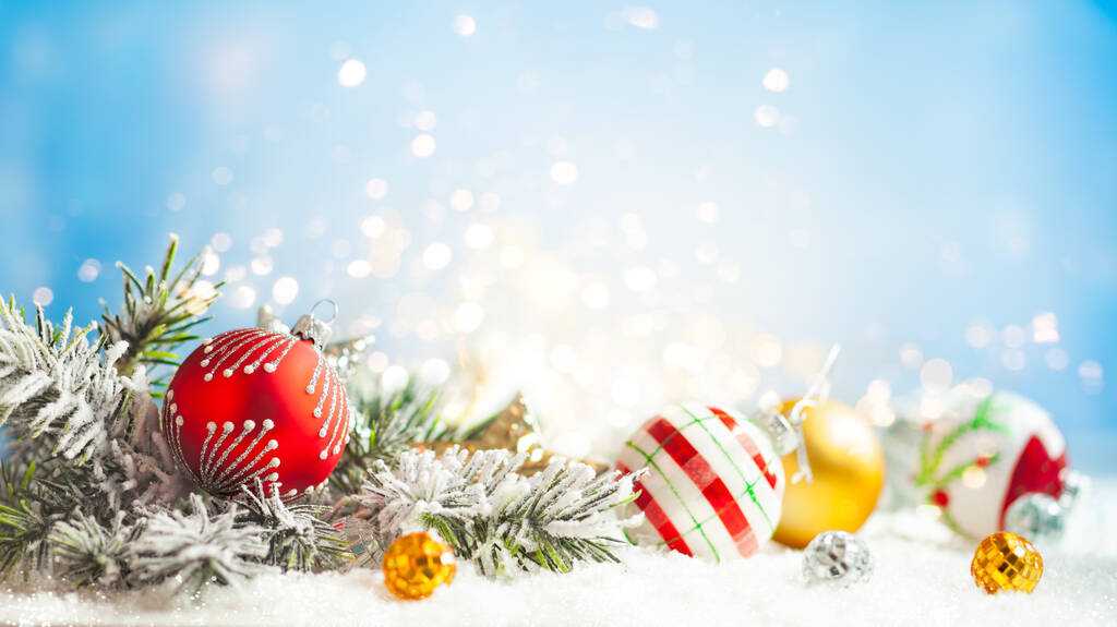 Fondo de invierno de Navidad con caja de regalo, adornos de Navidad y ramas de abeto en la nieve. - Foto, Imagen