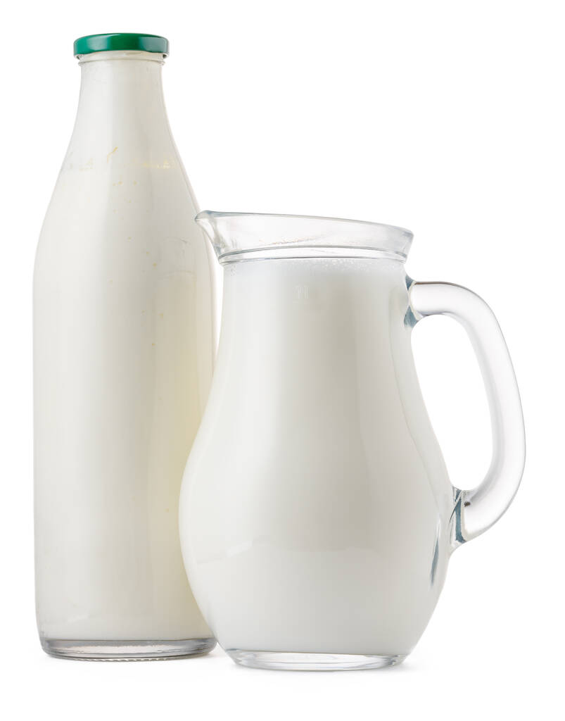 Посуда, полная свежего молока, изолированного на белом - Фото, изображение