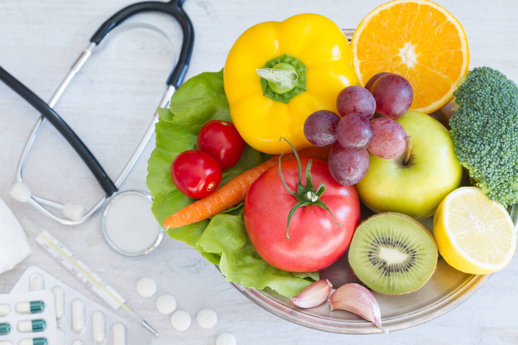 Bandeja de frutas y verduras, medicamentos de fondo. Alternativa de dieta saludable - Foto, Imagen