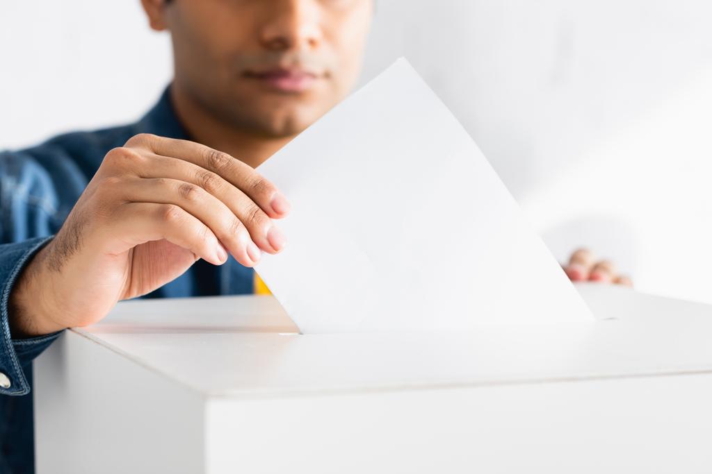 przycięty widok Indianina wrzucającego kartę do urn wyborczych - Zdjęcie, obraz
