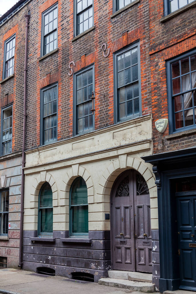 ロンドン、イギリス、 2012年7月1日:かつて裕福なHuguenotシルク商人の家であり、人気のある旅行先の観光名所ランドマーク写真 - 写真・画像