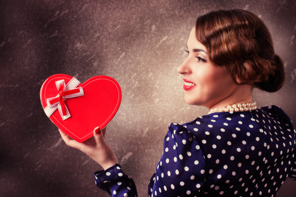 hediye kalp şeklinde olan kadın - Fotoğraf, Görsel